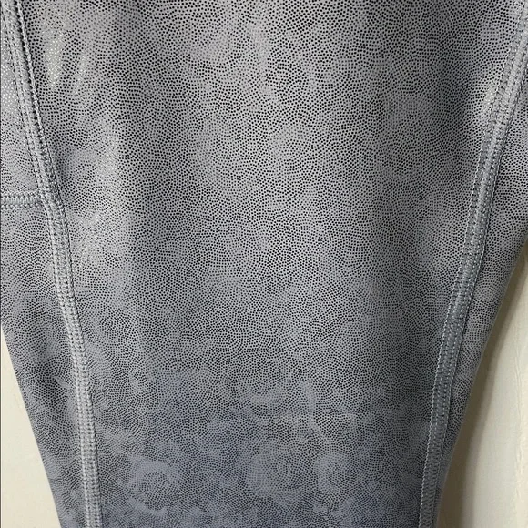 ZYIA NWT Slate Floral Pocket Light In Tight 7/8 24” Leggings Metallic Size 2 - Picture 10 of 11